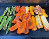 Une image de l'étape 9 de Poivrons bicolores et courgettes jaunes grillés aux épices.
