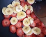 Foto del paso 2 de la receta Fresas, Plátanos y Galletas al Wok con Nata y Chocolate