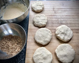 Foto del paso 6 de la receta: Hamburguesa crujiente de pollo en pan de cristal (crispy chicken burger)