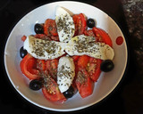 Foto del paso 4 de la receta: Ensalada de tomate con motzzarella y aceitunas