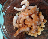 Foto del paso 1 de la receta: Ensalada de garbanzos y langostinos