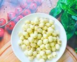 Hình bước làm 2 của món Canh gà tiềm hạt sen