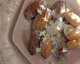 Une image de l'étape 3 de Petites madeleines aux fleurs blanches.