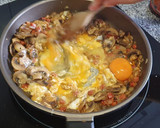 Foto del paso 4 de la receta: Revuelto de champiñones huevos y chorizo🍄🥚