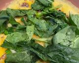 Hình bước làm 2 của món Trứng chiên nấm, rau spinach