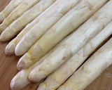 Foto del paso 1 de la receta: Espárragos blancos con salmón y salsa de eneldo fresco