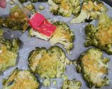 Foto del paso 3 de la receta: 🥦 Snack de brócoli con parmesano y salsa de alubias para dipear 🥣