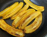 Gambar langkah 2 resipi Pisang bersos kastard.