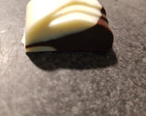 Foto del paso 8 de la receta: Como hacer decoraciones fáciles en chocolate para tortas