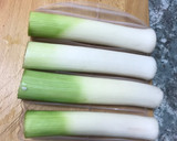 Foto del paso 1 de la receta: Puerros al whisky con miel en estuche vapor Lekue