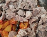 Foto langkah ke 3 dari resep Sambal Kentang Goreng & Cincang Daging Kambing.