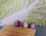 Foto langkah ke 1 dari resep Sayur Bening Sawi Putih dengan Jagung Manis.