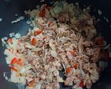 Foto del paso 2 de la receta: Canastitas de caballa, cebollas, pimiento y queso