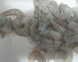 Foto del paso 4 de la receta Revuelto de espárragos, setas y langostinos