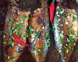 Hình bước làm 2 của món Cá kho hành ớt