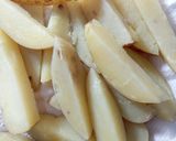 Foto langkah ke 1 dari resep Crispy Potato Wedges.