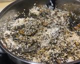 Foto del paso 5 de la receta: Arroz negro y navajas con mojo de cilantro
