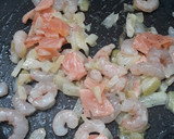 Foto del paso 2 de la receta: Espaguetis con salmón y gambas