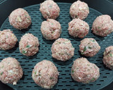 Foto del paso 1 de la receta: Albóndigas de carne 🍲 en salsa de verduras y verduras al vapor