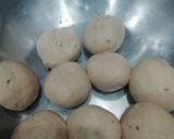 A picture of step 2 of Mooli paratha.