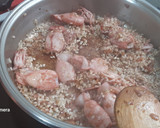 Foto del paso 4 de la receta: Cazuela de arroz integral con voladores y langostinos