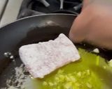 Foto del paso 3 de la receta: *Pescado cazón crujiente con arroz chipotleado y ensalada cremosa con limón*