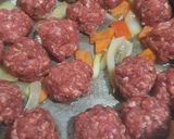 Foto del paso 1 de la receta: 🍽 🧆 🍅 Albóndigas de carne en salsa con puré de papas