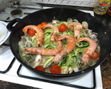 Foto del paso 6 de la receta: Espaguetis de calabacín con sepia chirla y gambón