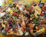 Foto del paso 3 de la receta: Muslo de pollo deshuesado al horno en salsa de verduras y soja