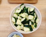 Foto langkah ke 1 dari resep Garlic Butter Zucchini.