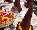 Foto del paso 10 de la receta: Sombreros de brujas con chocolate y sorpresas para Halloween 🧙
