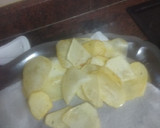 Foto del paso 3 de la receta: Solomillo de cerdo a la plancha con papas chips y aceite de ajo