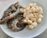 A picture of step 1 of Spicy Scallops & Prawns.