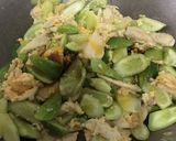 รูปขั้นตอนการทำที่ 2 ของ “ผัดแตงกวาไข่ใส่อกไก่”