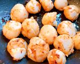 Hình bước làm 2 của món Salad Cồi Sò Điệp Áp Chảo