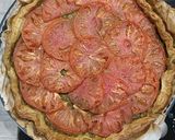 Une image de l'étape 4 de 🌿Tarte tomate basilic et pesto aux fanes de carottes.