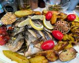 Aranydurbincs tepsiben sütve, héjában sült burgonyával, fűszeres olívaolaj dresszinggel recept fázis 5 fotója