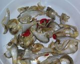Foto langkah ke 2 dari resep Ikan asin dicabein superr pedes nampoll.