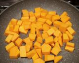 Foto del passaggio 1 della ricetta Risotto con zucca, radicchio e speck
