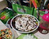 Foto langkah ke 6 dari resep Steak Burger with Mushrooms Sauce.