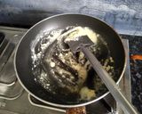 A picture of step 2 of White sauce spaghetti.