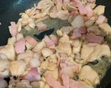 A picture of step 5 of Egg noodles stir-fried with chicken and bacon.