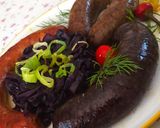 Póréhagymás, almás, lila káposzta, sült kolbásszal és hurkákkal recept fázis 4 fotója