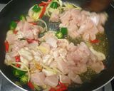 Foto langkah ke 3 dari resep Ifu Mie Cah Ayam Pedas.