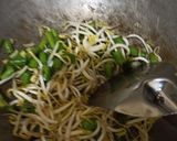 Foto langkah ke 3 dari resep Tumis Tauge Bunga Bawang.