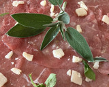 Foto del paso 6 de la receta: Carpaccio de vacuno con salsita de limón y parmesano