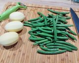 Foto del passaggio 1 della ricetta Crepes al pesto, fagiolini e patate 🥔🌿