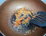 รูปขั้นตอนการทำที่ 4 ของ หมี่ผัดกระเฉดหมูกรอบ