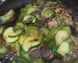 Foto del paso 2 de la receta: Salteado de pollo,🍗calabacin y champiñón en hojas de lechuga🥬🍄🟫🧅