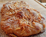 Foto del paso 9 de la receta: Coca de panadero de chicharrones, anís y almendras